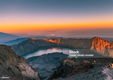 Matahari terbit di Puncak Gunung Rinjani